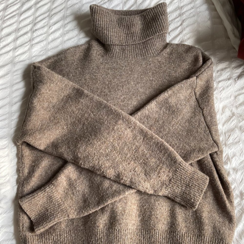 H&M Beige Turtleneck Size Small